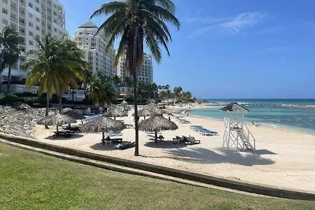 Hospitality Expert Mccartney - Tour Pool Bar Beach Montego Bay Jamajka