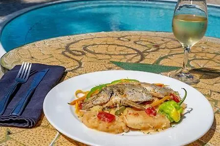 Hospitality Expert Mccartney - Tour Pool Bar Beach Montego Bay 0*,  Jamajka
